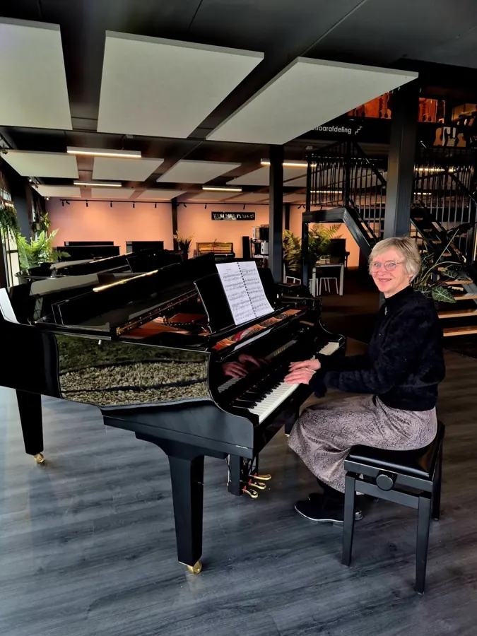 Klant met een Yamaha-vleugel