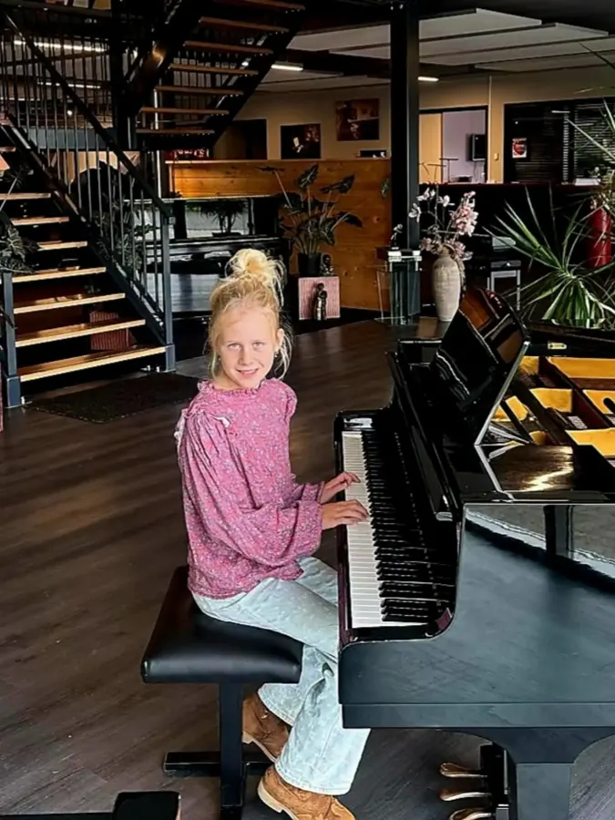 Klant met een Yamaha-vleugel