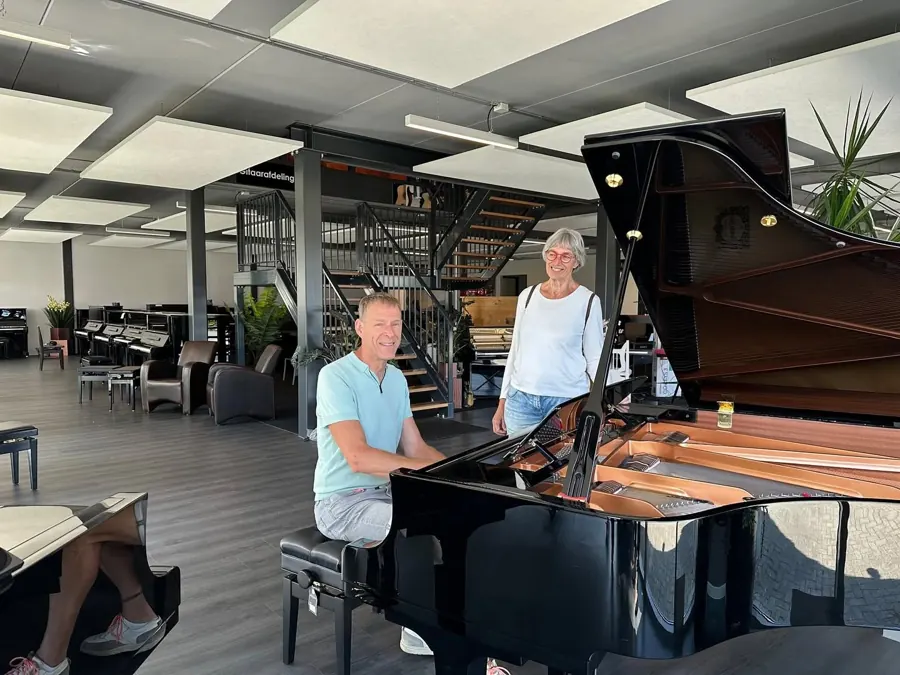 Klant met een Yamaha-vleugel