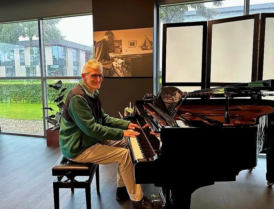Klant met een Yamaha-vleugel