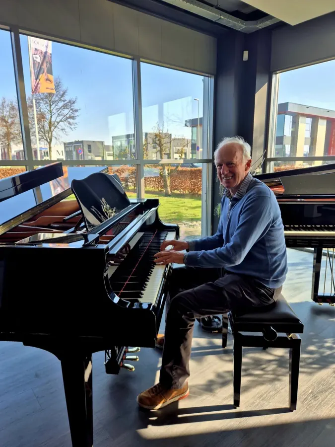 Klant met een Yamaha-vleugel