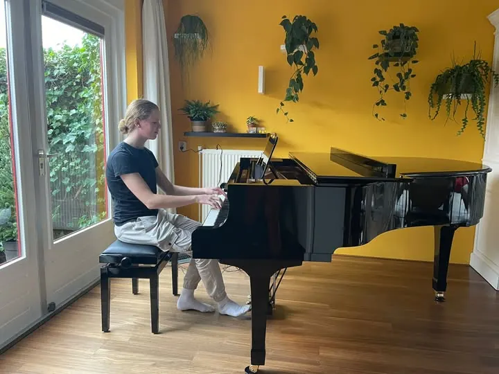 Klant met een Yamaha-vleugel
