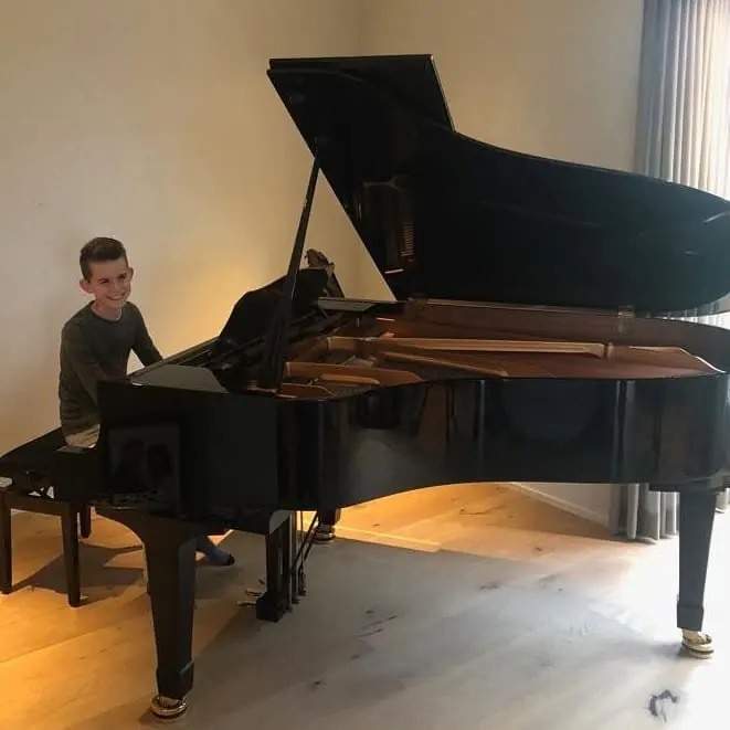 Klant met een Yamaha-vleugel