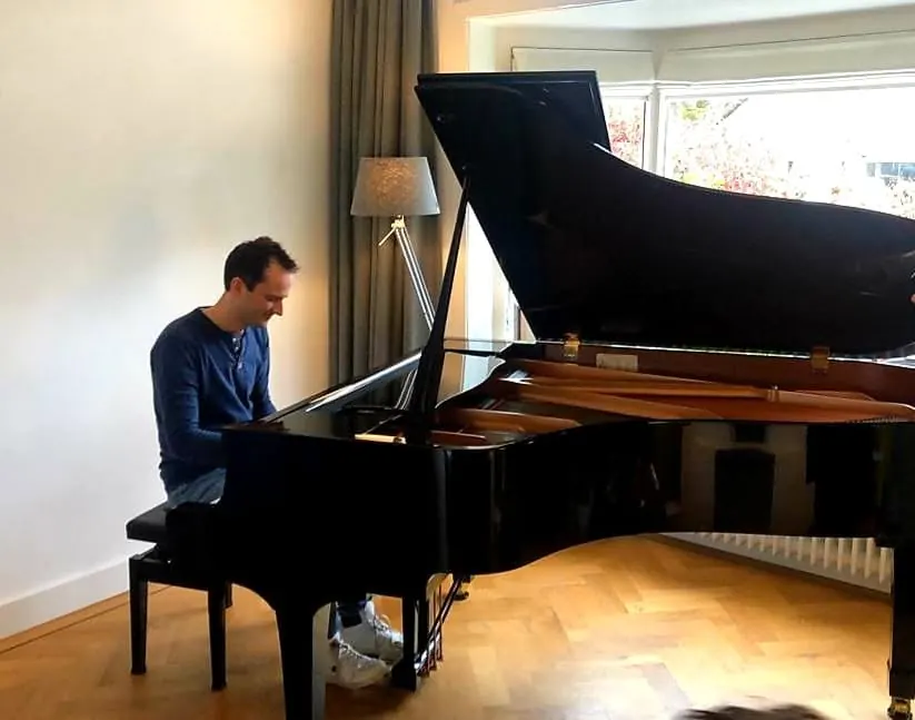 Klant met een Yamaha-vleugel